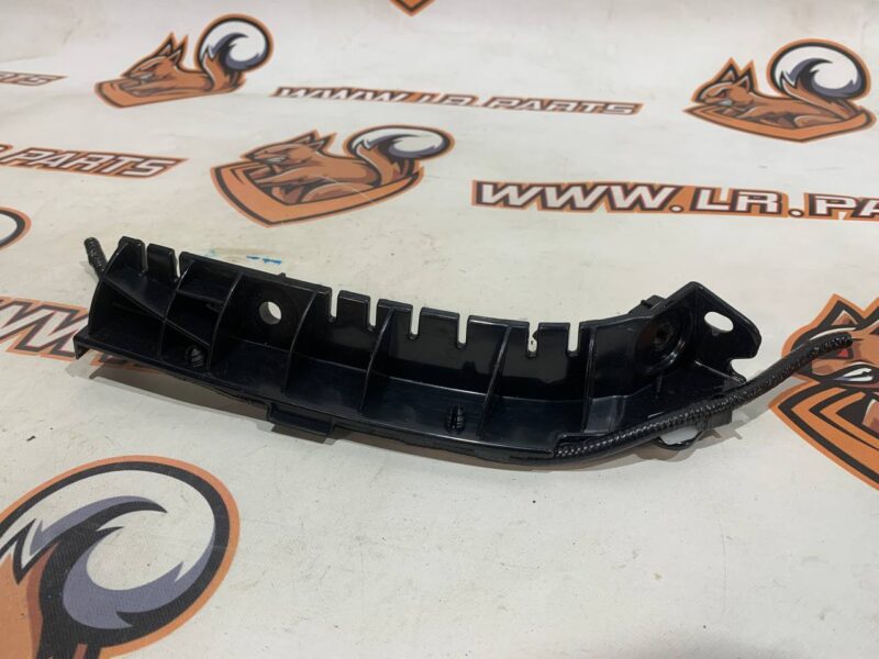 LR109393 Rear bumper mounting bracket, right upper Range Rover Velar L560 (2018-) Used cost 25 € in stock 1 pcs.