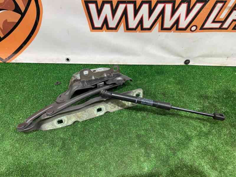 LR111644 Hood hinge right Range Rover Velar L560 (2018-) Used cost 50 € in stock 5 pcs.