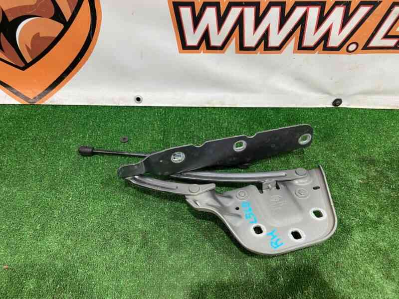 LR111644 Hood hinge right Range Rover Velar L560 (2018-) Used cost 50 € in stock 5 pcs.