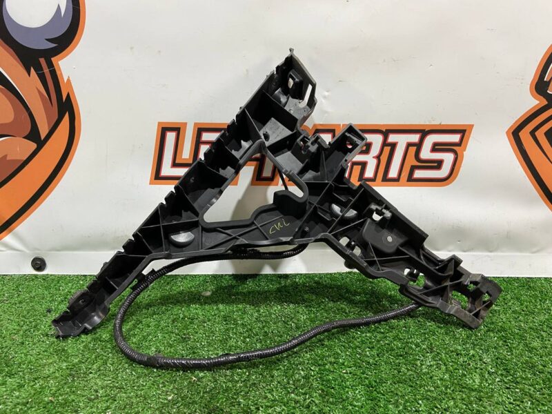 LR112657 Used RANGE ROVER VELAR (L560) bumper mounting bracket cost 38 € in stock 1 pcs.