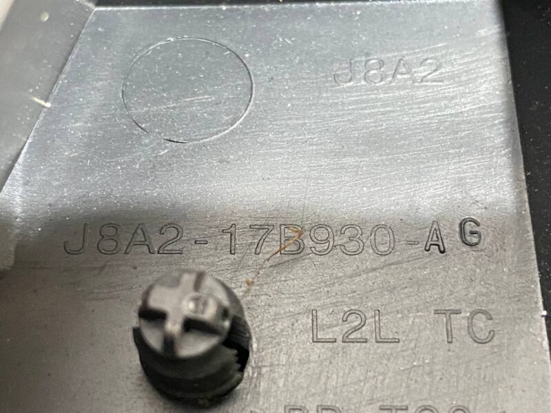 LR112657 Used RANGE ROVER VELAR (L560) bumper mounting bracket cost 38 € in stock 1 pcs.