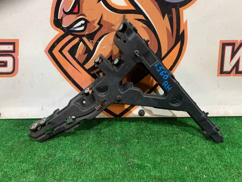 LR112657 Used RANGE ROVER VELAR (L560) bumper mounting bracket cost 38 € in stock 1 pcs.