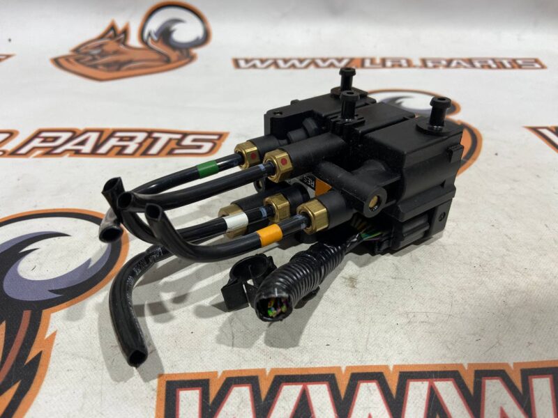 LR113342 Electromagnetic air suspension valve rear Range Rover Sport L494 Used - Image 12