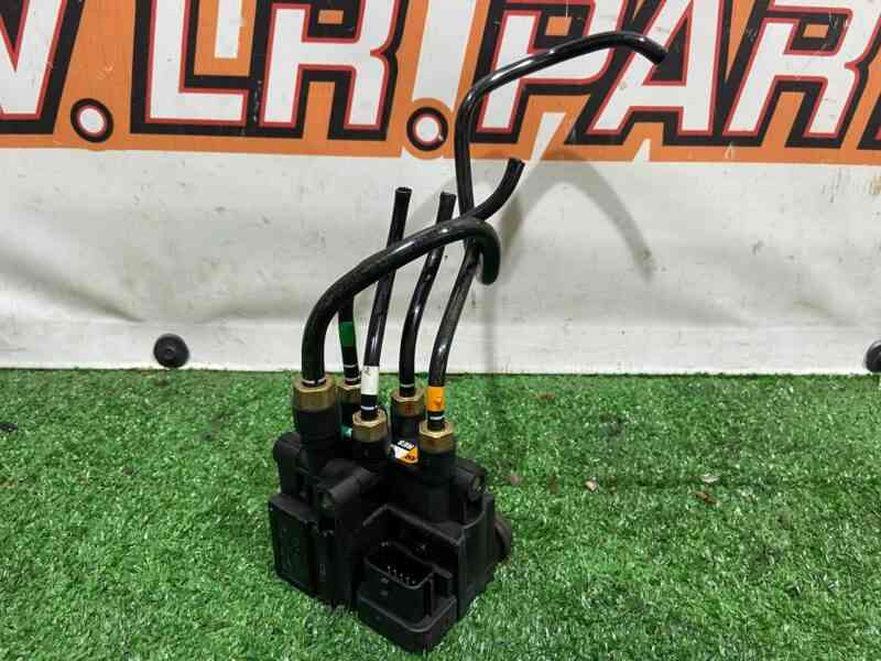 LR113342 Electromagnetic air suspension valve rear Range Rover Sport L494 Used - Image 17