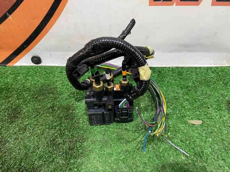 LR113342 Electromagnetic air suspension valve rear Range Rover Sport L494 Used - Image 28