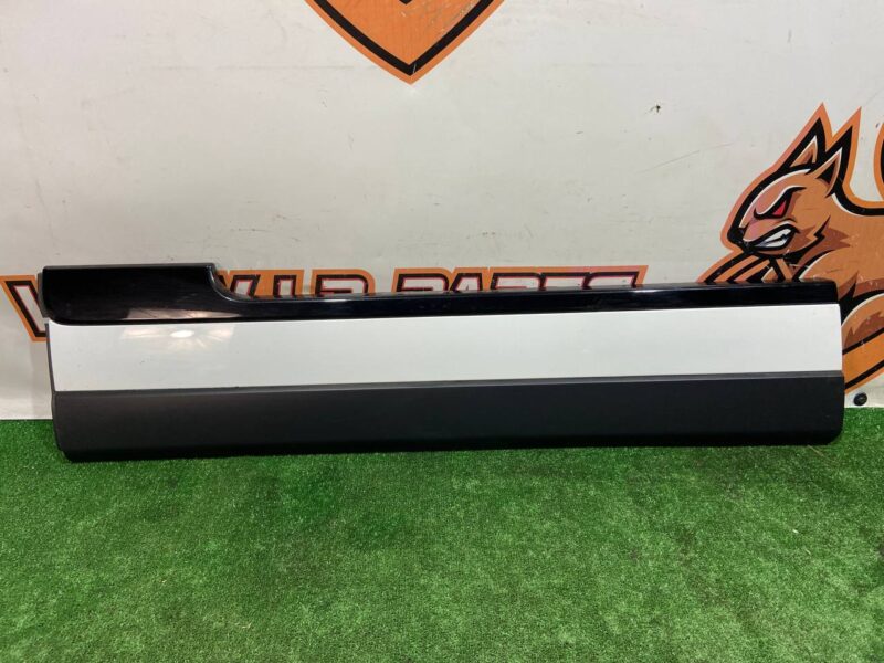 LR125981 Front left door molding Range Rover L405 (2013-2021) Used - Image 13