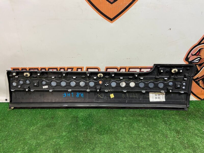 LR125981 Front left door molding Range Rover L405 (2013-2021) Used - Image 14