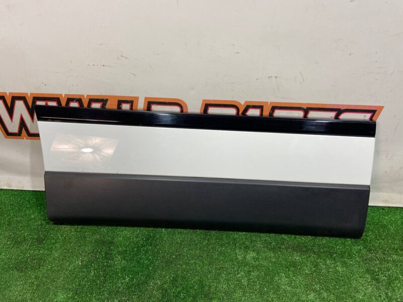 LR125982 Door trim rear right Range Rover L405 (2013-2021) Used cost 50 € in stock 11 pcs.
