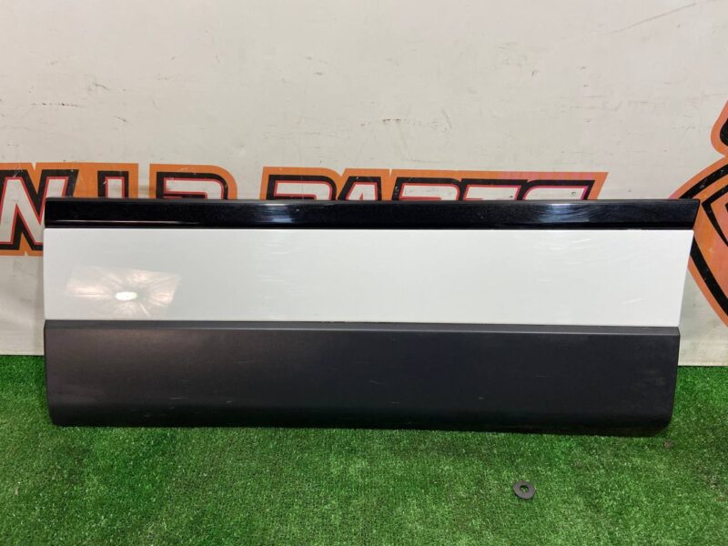 LR125983 Rear left door molding Range Rover L405 (2013-2021) Used cost 50 € in stock 10 pcs.