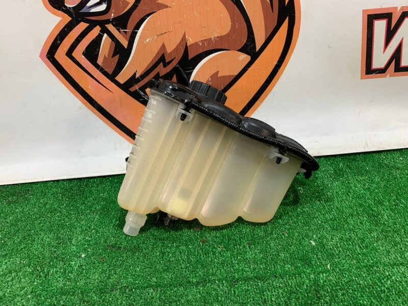 LR128194 Expansion tank 2.0D 3.0IE Range Rover Velar L560 Used cost 70 € in stock 3 pcs.