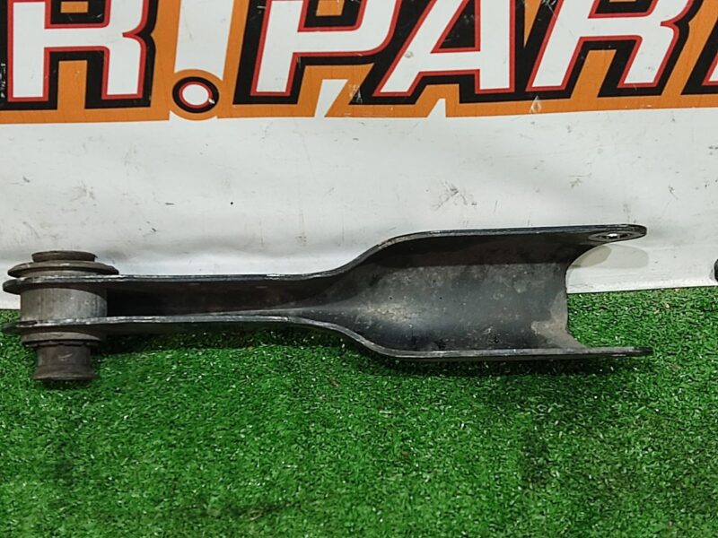 LR128794 Rear suspension arm right front lower Land Rover Discovery 5 L462 (2017-) used cost 27 € in stock 5 pcs.