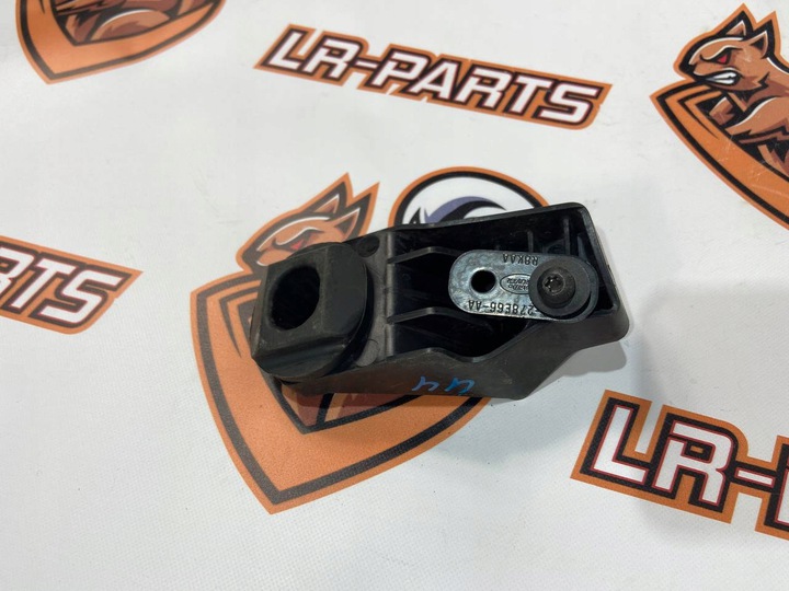 LR134917 Radiator bracket upper, right Range Rover Velar L560 (2018-) Used cost 25 € in stock 1 pcs.