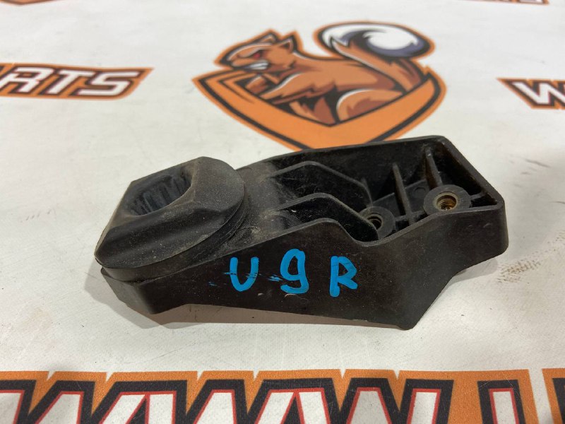 LR134917 Radiator bracket upper, right Range Rover Velar L560 (2018-) Used cost 25 € in stock 1 pcs.