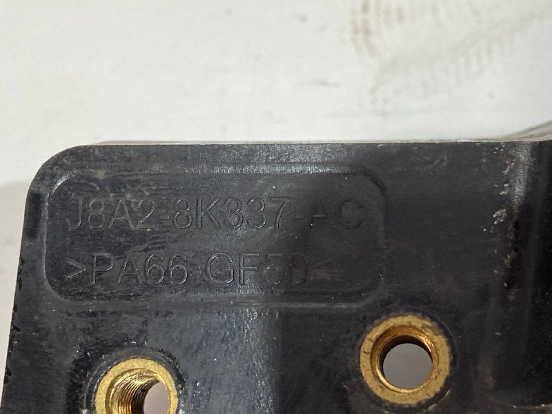 LR134917 Radiator bracket upper, right Range Rover Velar L560 (2018-) Used cost 25 € in stock 1 pcs.