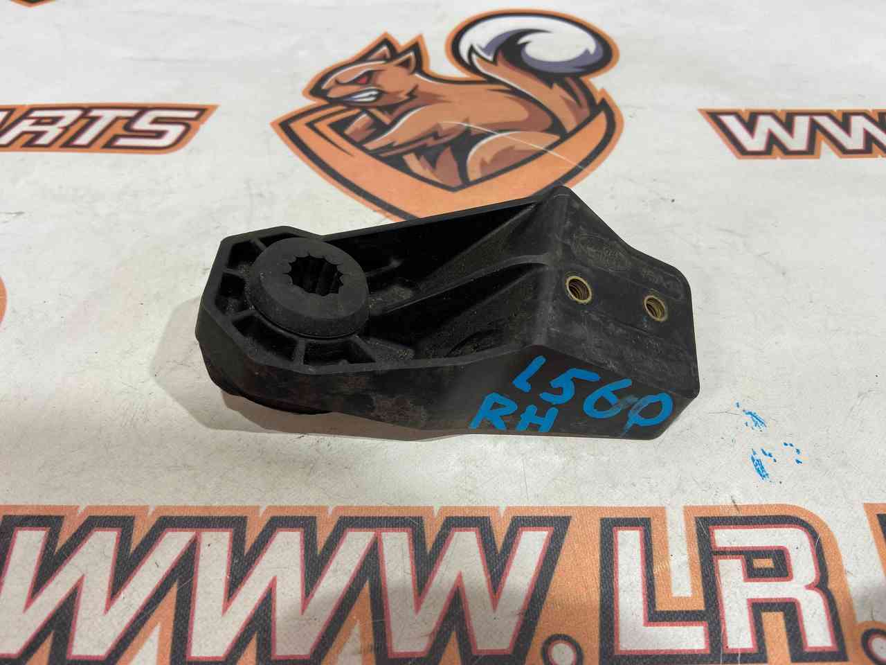 LR134917 Radiator bracket upper, right Range Rover Velar L560 (2018-) Used cost 25 € in stock 1 pcs.