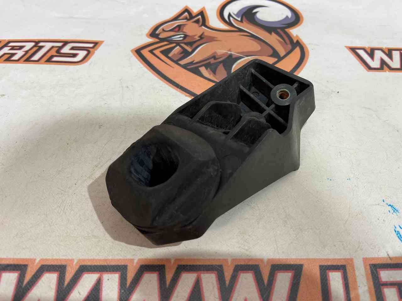 LR134917 Radiator bracket upper, right Range Rover Velar L560 (2018-) Used cost 25 € in stock 1 pcs.