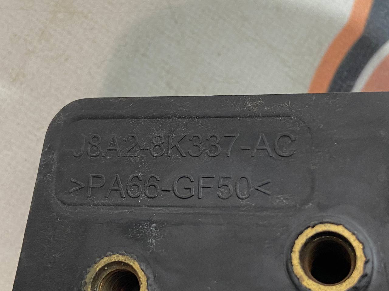 LR134917 Radiator bracket upper, right Range Rover Velar L560 (2018-) Used cost 25 € in stock 1 pcs.