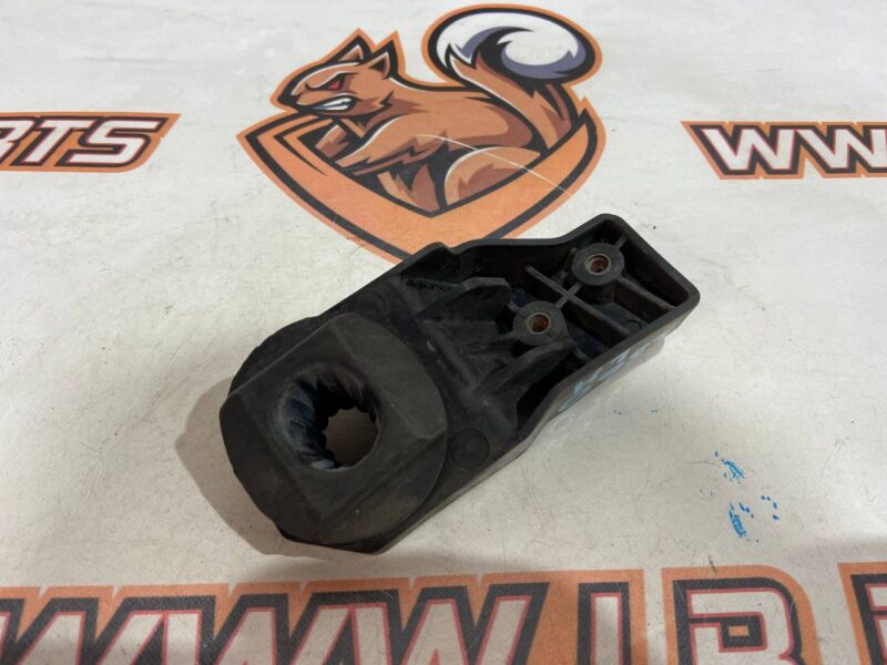 LR134919 Radiator bracket left, upper RANGE ROVER VELAR (L560) Used cost 25 € in stock 1 pcs.