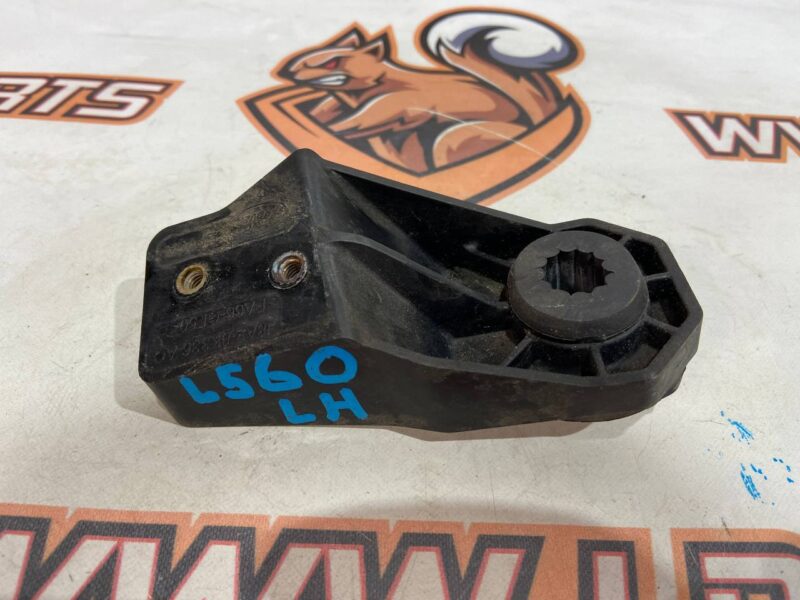 LR134919 Radiator bracket left, upper RANGE ROVER VELAR (L560) Used cost 25 € in stock 1 pcs.