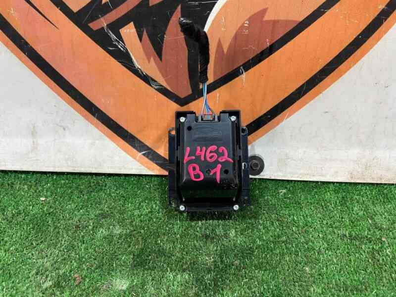 LR141847 Switch of the Land Rover Discovery 5 L462 (2017-) motion control system Used/Pre-owned cost  € in stock 1 pcs.