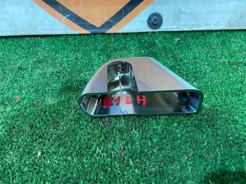 LR142742 Console hinge cover left Land Rover Discovery 5 L462 (2017-) used cost 30 € in stock 1 pcs.