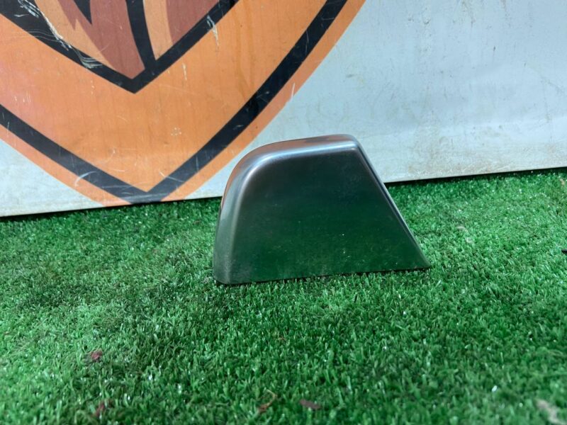 LR142744 Console hinge cap right Land Rover Discovery 5 L462 (2017-) used cost 35 € in stock 1 pcs.