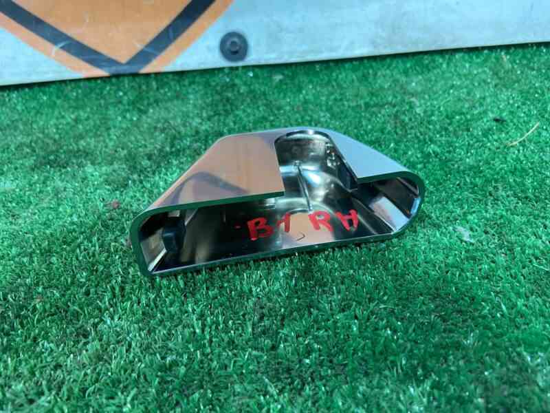 LR142744 Console hinge cap right Land Rover Discovery 5 L462 (2017-) used cost 35 € in stock 1 pcs.