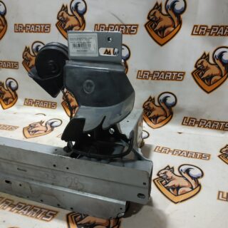 LR143161 Front left bumper mounting bracket (slingshot) Range Rover Velar L560 (2018-) Used cost 55 € in stock 1 pcs.