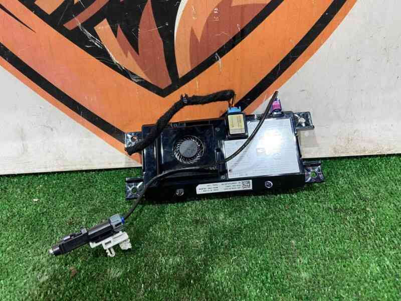 LR145262 Wireless charger Land Rover Discovery 5 L462 (2017-) Used cost 250 € in stock 2 pcs.