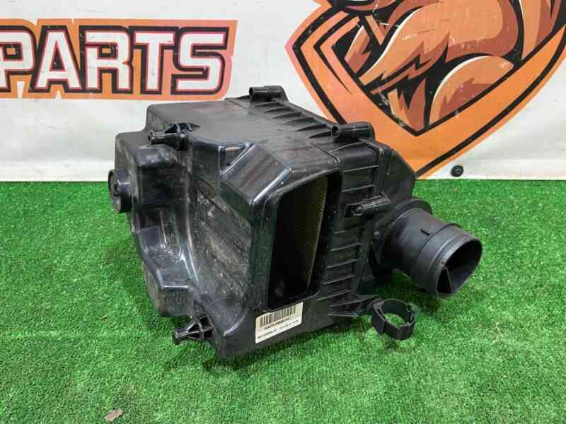 T2H25978 Air filter housing right Jaguar F-Pace X761 (2017-) USED cost 250 € in stock 2 pcs.