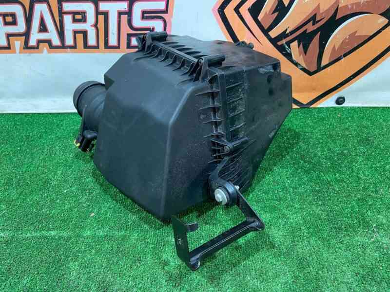 T2H25978 Air filter housing right Jaguar F-Pace X761 (2017-) USED cost 250 € in stock 2 pcs.