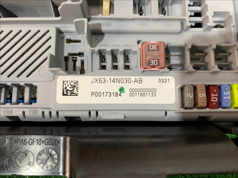 T2H38697 Main fuse box Jaguar F-Pace X761 (2017-) USED cost 150 € in stock 3 pcs.