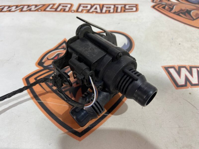 T2H39184 Water pump Jaguar F-Pace X761 (2017-) Used cost 80 € in stock 7 pcs.
