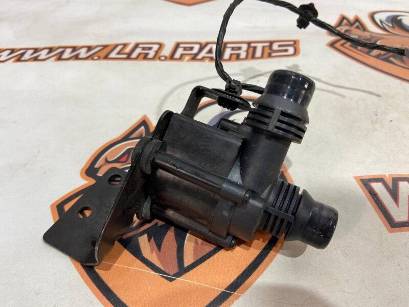 T2H39184 Water pump Jaguar F-Pace X761 (2017-) Used cost 80 € in stock 7 pcs.