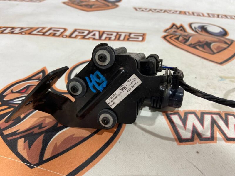 T2H39184 Water pump Jaguar F-Pace X761 (2017-) Used cost 80 € in stock 7 pcs.