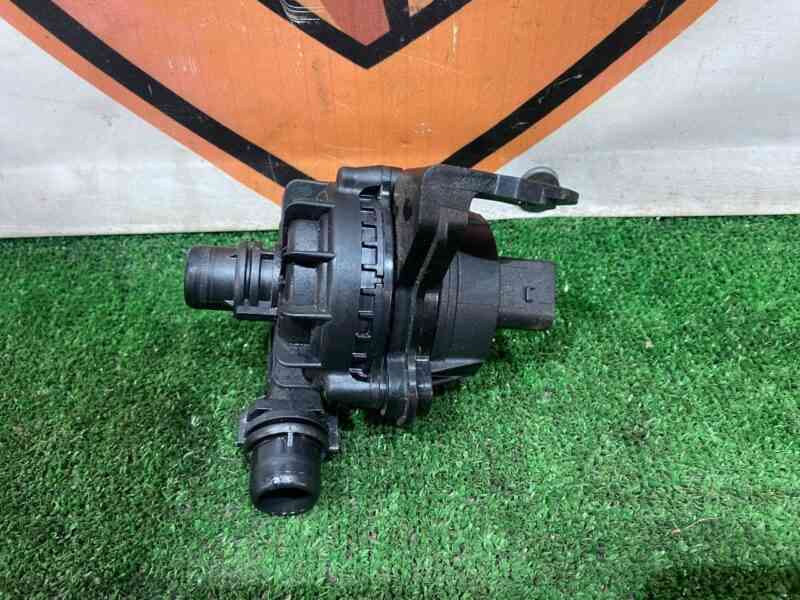 T2H43867 Water pump Jaguar F-Pace X761 (2017-) USED cost 150 € in stock 4 pcs.