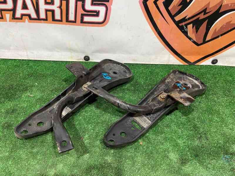 T4A34759 Bracket front rear beam Jaguar F-Pace X761 (2017-) used cost 25 € in stock 3 pcs.