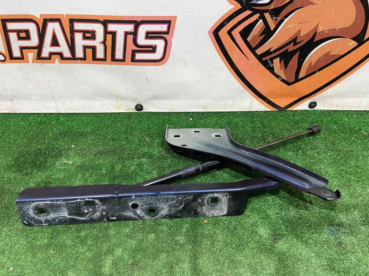 T4A36286 Hood Hinge Right 2021- Jaguar F-Pace X761 (2017-) Used cost 65 € in stock 1 pcs.