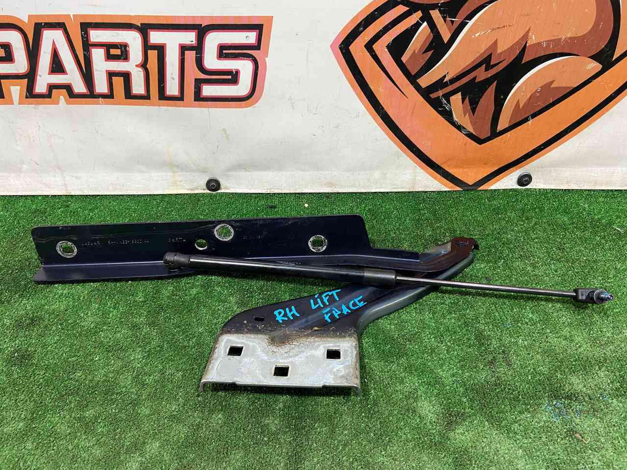 T4A36286 Hood Hinge Right 2021- Jaguar F-Pace X761 (2017-) Used cost 65 € in stock 1 pcs.