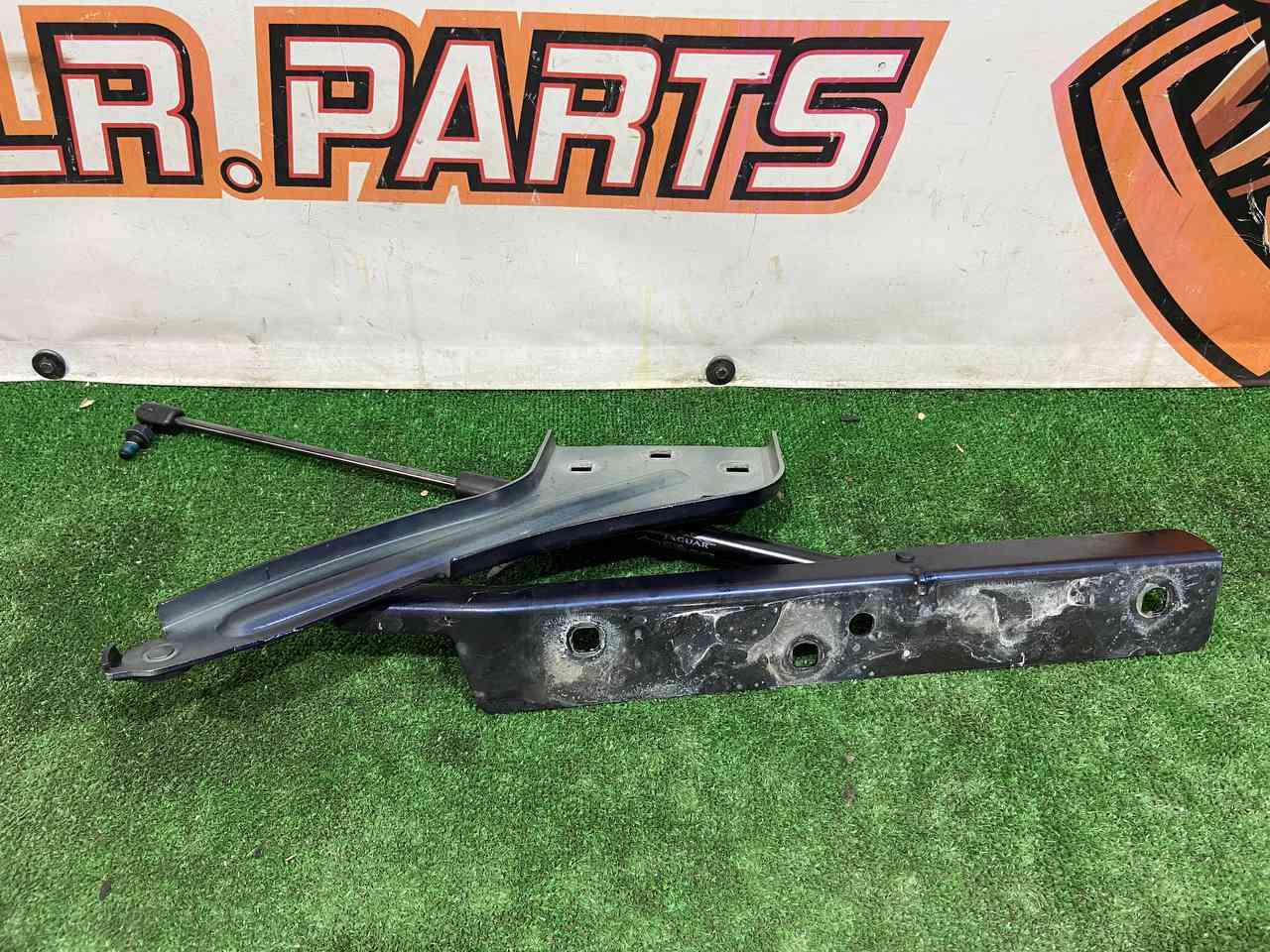 T4A36288 Hood hinge left 2021- Jaguar F-Pace X761 (2017-) Used cost 65 € in stock 1 pcs.