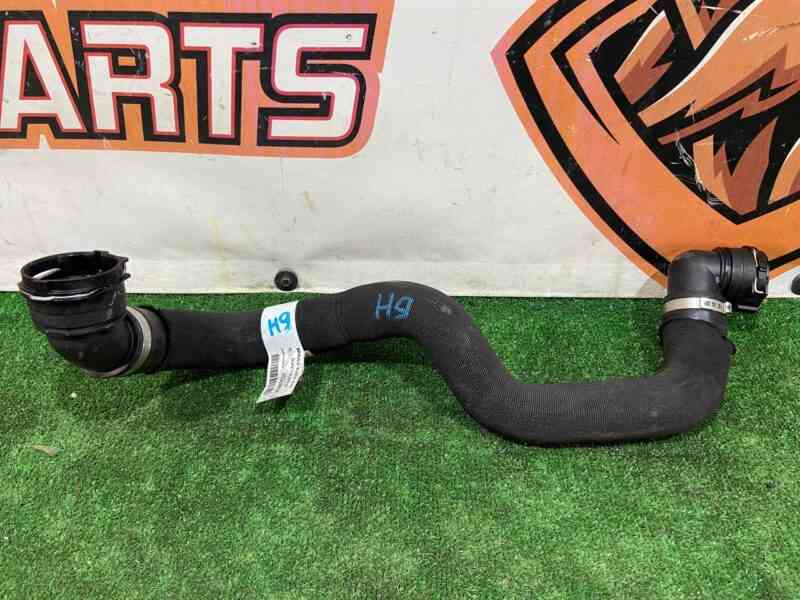 T4A37690 The upper jaguar F-Pace X761 (2017-) used radiator pipe cost 35 € in stock 3 pcs.