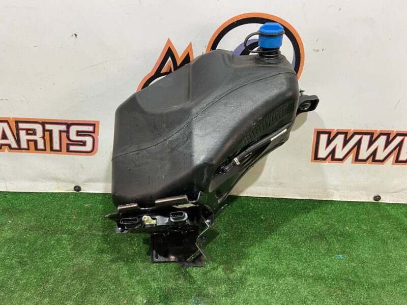 T4A38981 Adblue urea tank Jaguar F-Pace X761 (2017-) USED cost 300 € in stock 4 pcs.