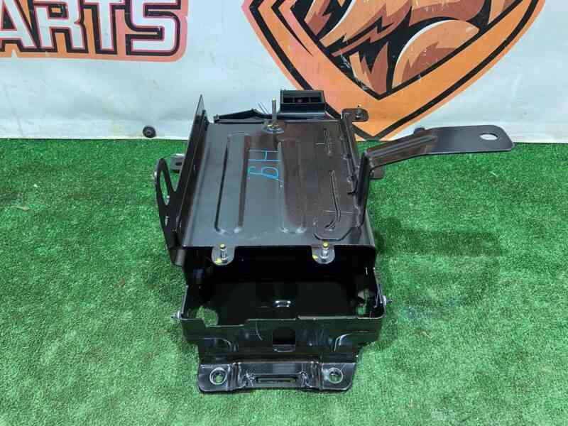T4A43443 Battery bracket right Jaguar F-Pace X761 (2017-) USED cost 10 € in stock 3 pcs.