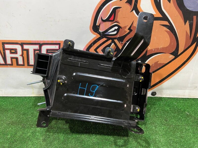 T4A43443 Battery bracket right Jaguar F-Pace X761 (2017-) USED cost 10 € in stock 3 pcs.