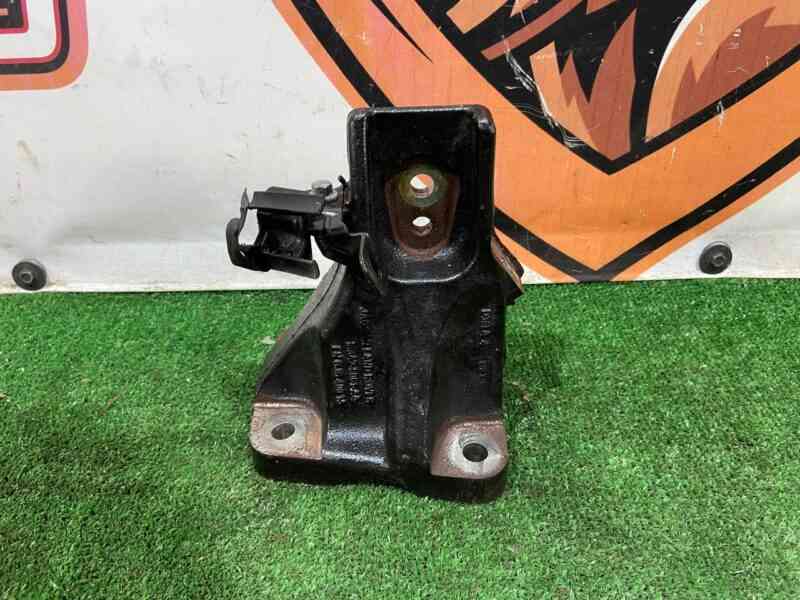T4A43952 Left Engine Mount Bracket Jaguar F-Pace X761 (2017-) Used cost 25 € in stock 3 pcs.