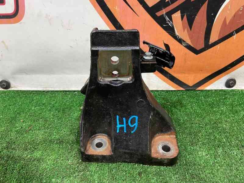 T4A43952 Left Engine Mount Bracket Jaguar F-Pace X761 (2017-) Used cost 25 € in stock 3 pcs.