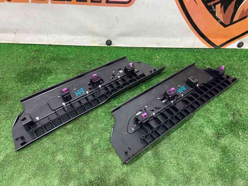 T4A45353PVJ Front door sill left/right set Jaguar F-Pace X761 (2017-) used cost 25 € in stock 2 pcs.