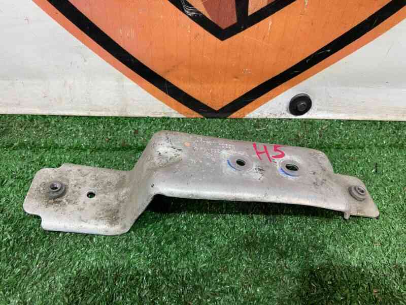 T4K1261 Used JAGUAR I-PACE additional subframe bracket cost 5 € in stock 1 pcs.