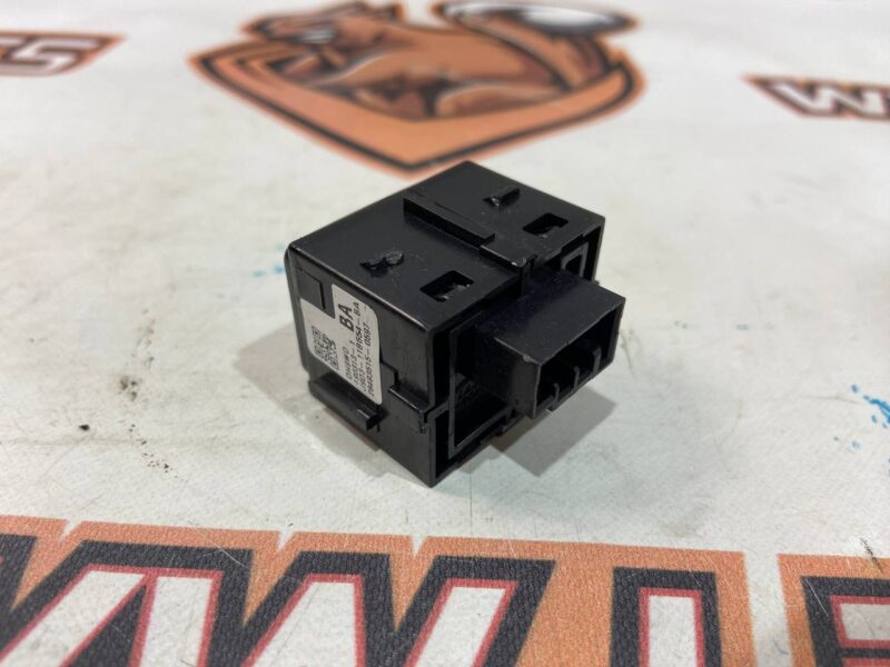 T4K1271 Jaguar I-Pace hood release button (2018-) used cost 40 € in stock 4 pcs.
