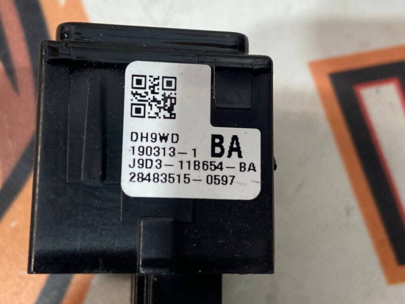 T4K1271 Jaguar I-Pace hood release button (2018-) used cost 40 € in stock 4 pcs.